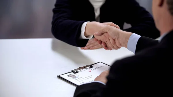 Responsabile Assunzioni Stringendo Mano Candidato Donna Nome Contrassegnato Successo — Foto Stock