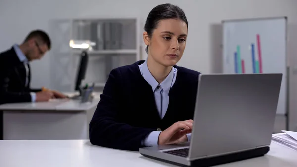 Yorgun Kadın Ofis Çalışanı Dizüstü Bilgisayarda Yazma Aşırı Çalışma Kavramı — Stok fotoğraf