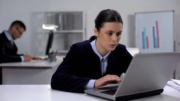 Женщина Менеджер Внимательно Читает Документы Ноутбуке Ищет Ошибку — стоковое фото