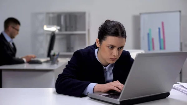 Mujer Gerente Luchando Con Deseo Dormir Lugar Trabajo Delante Computadora — Foto de Stock