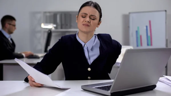 Gerente Escritório Feminino Sentindo Dor Lombar Local Trabalho Sedentarismo — Fotografia de Stock