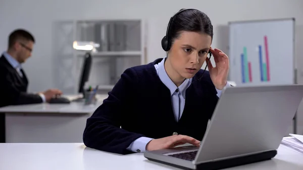 Call Center Manager Headset Überprüft Daten Auf Laptop Kundendienst — Stockfoto