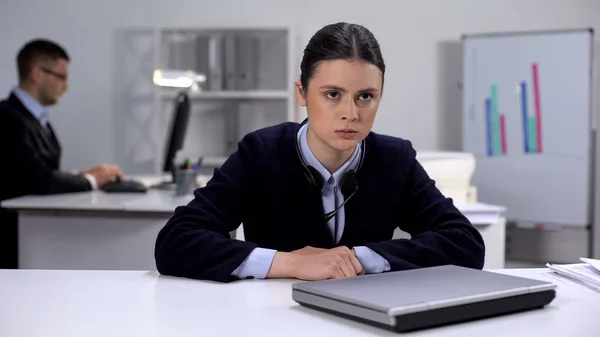 Nerveuze Vrouwelijke Call Manager Zittend Voorkant Van Laptop Harde Werkdag — Stockfoto