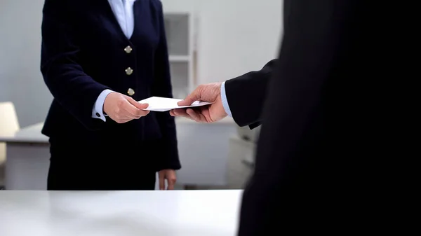 Chefe Empresa Dando Envelope Gerente Feminino Salário Negro Conceito Negócio — Fotografia de Stock