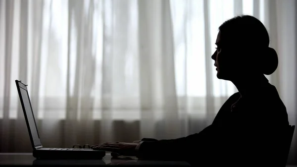 Müde Frauensilhouette Macht Minutenpause Bei Nachtarbeit Laptop Burnout — Stockfoto