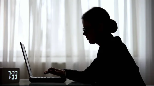 Silhouette Einer Geschäftsfrau Die Überstunden Bis Uhr Morgens Macht Überstunden — Stockfoto