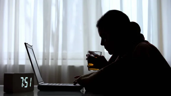 Ill Female Freelancer Working Laptop Early Morning Drinking Tea — Zdjęcie stockowe