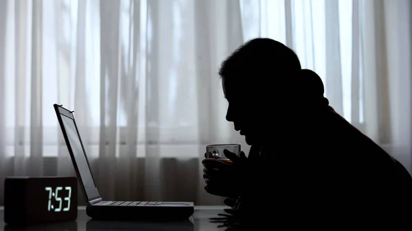 Безсонна Жінка Чай Працює Ноутбуці Вранці Обов Язки — стокове фото