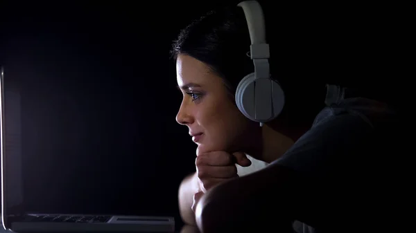 Beautiful Girl Listening Music Headphones Reading Social Network Laptop — Stock fotografie