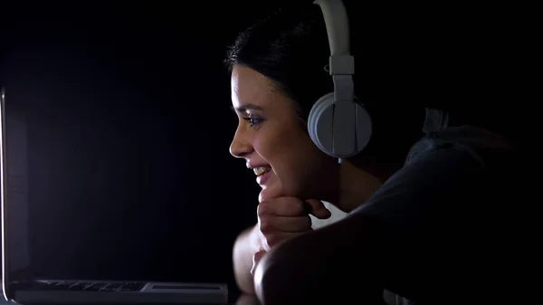 Young Woman Headphones Sincerely Laughing Watching Funny Show Laptop — ストック写真