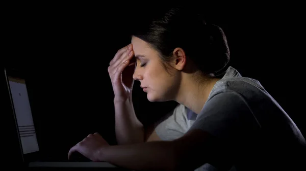 Kvindelig Elev Skrive Rapport Laptop Sent Natten Træt Med Vanskelig - Stock-foto