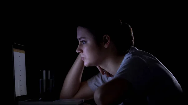 Lány Szabadúszó Dolgozik Laptop Késő Este Látszó Fáradt Álmos — Stock Fotó