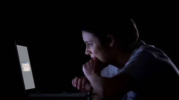 Nerveuze Vrouw Wachten Bestanden Downloaden Upgraden Van Software Laptop — Stockfoto