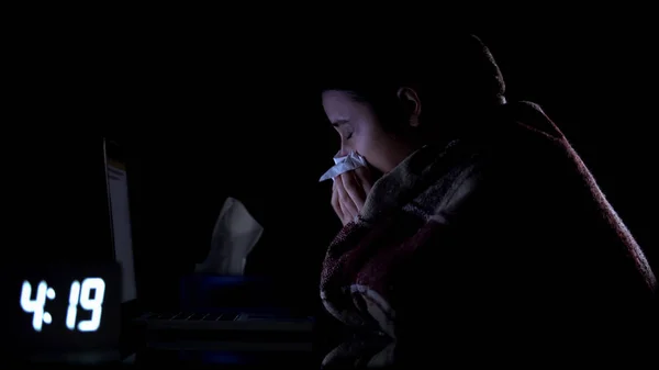 Technische Unterstützung von Arbeitnehmerinnen, die unter Schnupfen und Niesen leiden und zu Hause arbeiten — Stockbild Technische Unterstützung Von Arbeitnehmerinnen Die Unter Schnupfen Und Niesen Leiden — Stockfoto