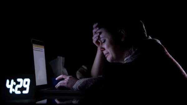 Расстроенная Женщина Фрилансер Плачет Компьютера Ночью Страдает Головной Болью Гриппом — стоковое фото