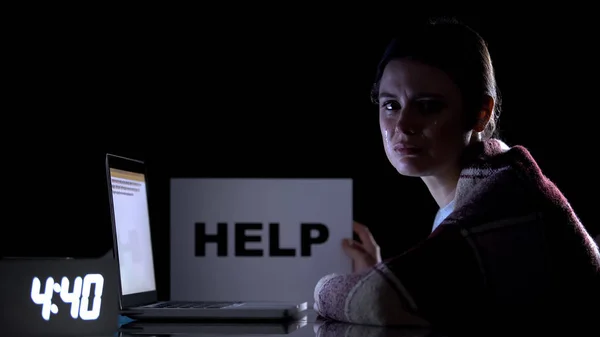 Huilen Vrouw Werken Laptop Het Tonen Van Hulp Ondertekenen Harde — Stockfoto