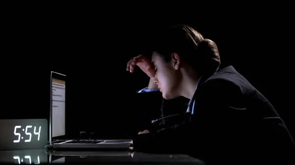 Vermoeide Vrouw Werken Aan Laptop Bij Nachtploeg Lijden Migraine Overwerk — Stockfoto