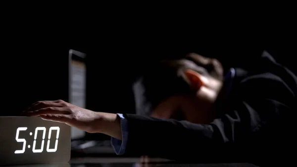 Сонная Женщина Костюме Отключает Сигнализацию Лежит Ноутбуке Офисе Поздно Ночью — стоковое фото