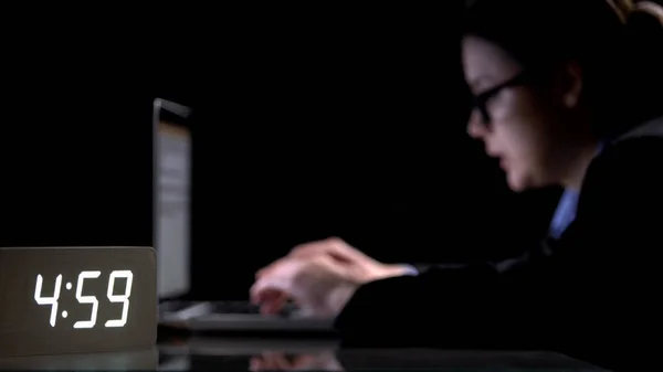 Ответственная Деловая Женщина Работающая Ноутбуке Офисе Поздно Ночью Печатает Отчет — стоковое фото