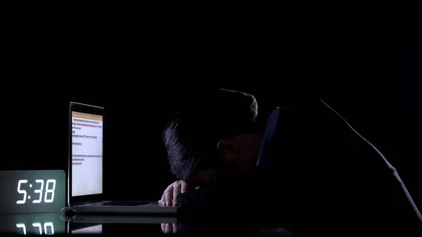 Mulher Exausta Roupa Formal Deitada Laptop Noite Escritório Trabalhando Demais — Fotografia de Stock