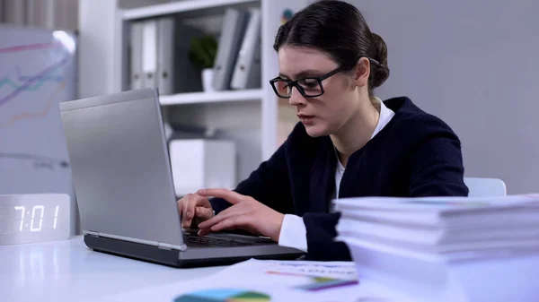 Frau Tippt Auf Laptop Aktenstapel Liegen Auf Tisch Arbeitsüberlastung — Stockfoto