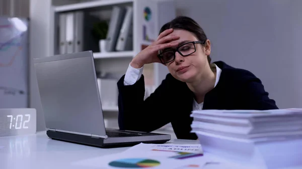 Depressieve Kantoormedewerker Kijkt Naar Stapel Documenten Overweldigd Door Werk — Stockfoto