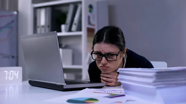 Boos Vrouwelijk Kantoormedewerker Kijkt Wanhopig Stapel Papier Liggend Bureau — Stockfoto