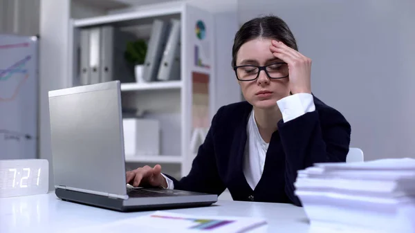 Empresária Digitando Laptop Sofrendo Dor Cabeça Como Resultado Carga Trabalho — Fotografia de Stock