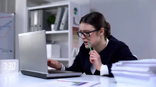 Assistente Chefe Feminina Nervosa Trabalhando Laptop Lápis Morder Prazo — Fotografia de Stock