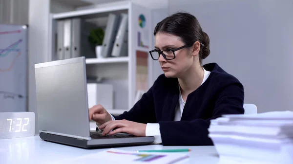 Trabalhadora Escritório Sexo Feminino Digitando Computador Parecendo Responsável Focada Tarefa — Fotografia de Stock