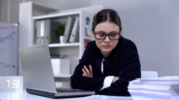 Boos Vrouw Business Pak Kijken Naar Stapel Documenten Overweldigd Met — Stockfoto