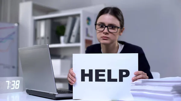 Depressieve Office Werknemer Die Help Ondertekening Weergeeft Schending Van Werknemersrechten — Stockfoto