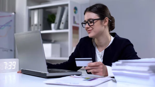 Lycklig Kvinna Kortnummer Att Betala Räkningar Nätet Internet Transaktion — Stockfoto