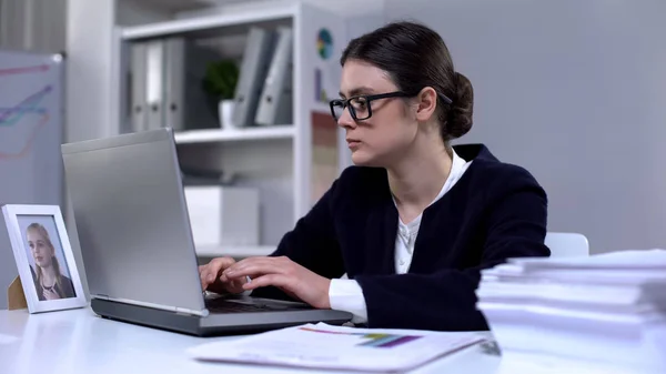 Mulher Negócios Triste Trabalhando Laptop Olhando Para Foto Menina Filha — Fotografia de Stock