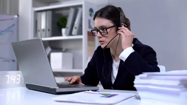 Business Signora Cuffia Avendo Conferenza Online Segretario Adeguamento Riunione — Foto Stock