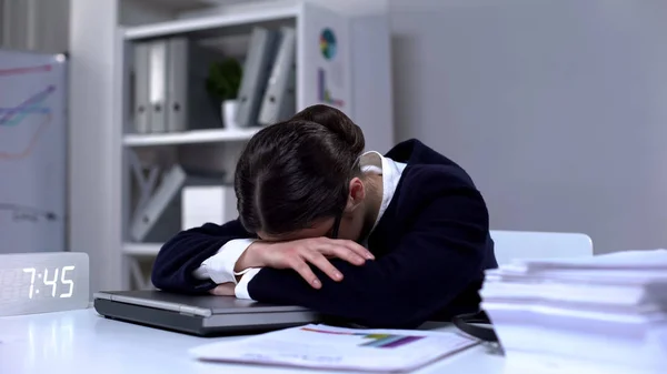 Yükü Nedeniyle Ofiste Uyuyan Dizüstü Bilgisayarda Yatan Aşırı Yüklenmiş Kadın — Stok fotoğraf