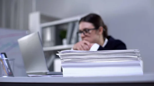 Stapel Documenten Kantoor Tafel Vermoeide Werknemers Die Achtergrond Werken Wazig — Stockfoto