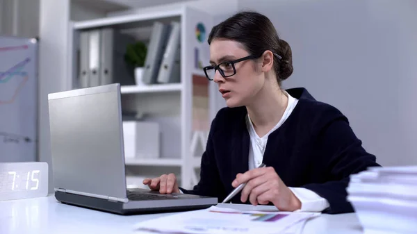 Verantwortlicher Finanzprüfer Der Daten Laptop Und Dokumenten Liest Handel — Stockfoto