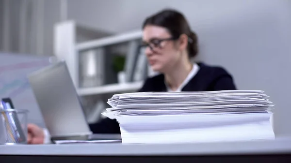 Montón Papeles Mesa Oficina Empleada Femenina Trabajando Segundo Plano Carga —  Fotos de Stock