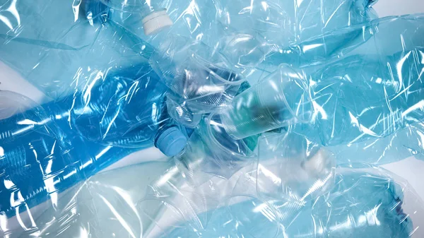 Preslenmiş Plastik Şişeler Beyaz Arka Plan Üzerinde Yatan Doğa Kavramı — Stok fotoğraf