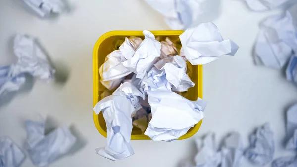 Keltainen Roskakori Täynnä Crumpled Paperi Jätemateriaalin Saastuminen Kierrätys Käsite — kuvapankkivalokuva
