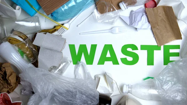Lixo Deitado Torno Resíduos Frase Contra Fundo Branco Conceito Ecologia — Fotografia de Stock