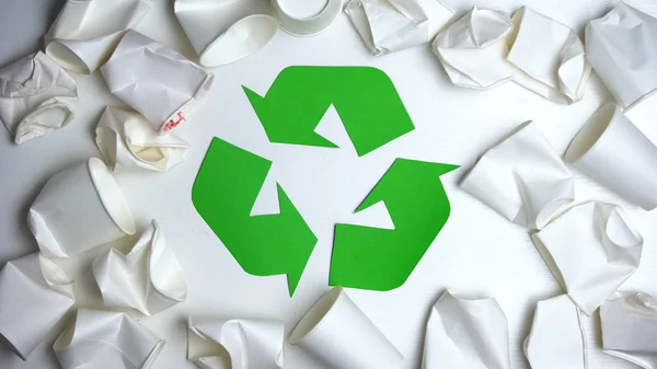 Crumpled Wegwerp Papieren Bekers Liggen Rond Recycling Teken Nature Concept — Stockfoto