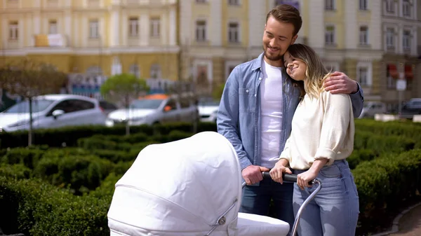 Leende Unga Föräldrar Som Går City Garden Driver Nyfödda Barnvagnen — Stockfoto