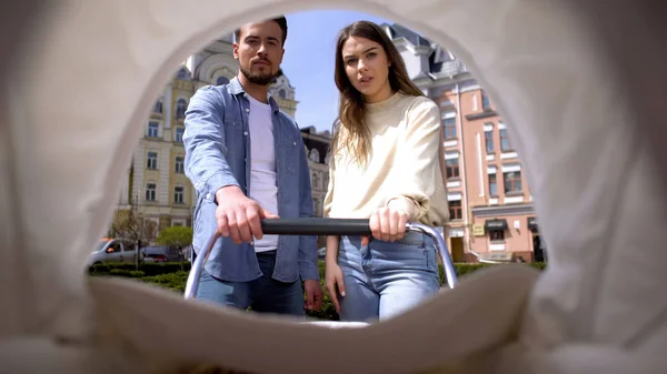 Nervöser Mann Und Frau Streiten Beim Anblick Des Babys Kinderwagen — Stockfoto