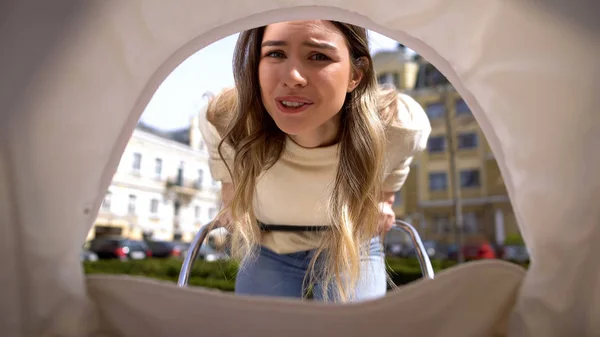 Stressato Bella Donna Guardando Bambino Carrozzina Preoccupazioni Maternità Punto Vista — Foto Stock