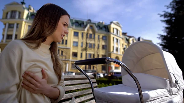 Meme ağrısı, mastit enfeksiyonu, iltihap sorunu olan genç anne