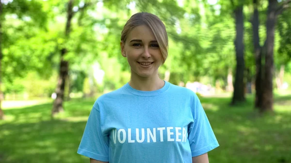 Καυκάσια Εθελόντρια Που Στέκεται Στο Πάρκο Χαμογελώντας Στην Κάμερα Περιβάλλον — Φωτογραφία Αρχείου