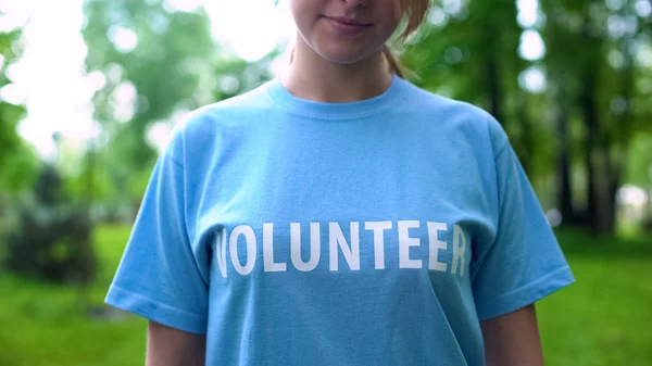 Mujer Camiseta Voluntaria Mirando Cámara Aire Libre Responsabilidad Social — Foto de Stock