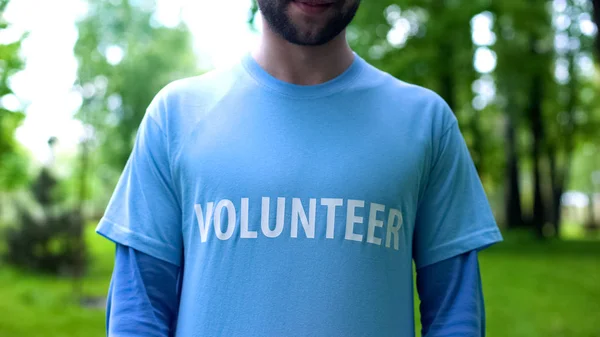 Hombre Camiseta Voluntaria Mirando Cámara Aire Libre Responsabilidad Social — Foto de Stock